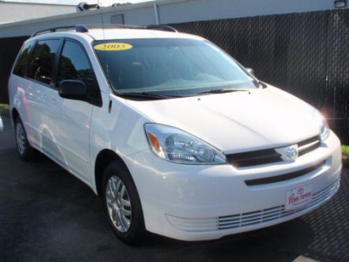 Photo Image Gallery & Touchup Paint: Toyota Sienna in Natural White   (056)  YEARS: 2004-2008