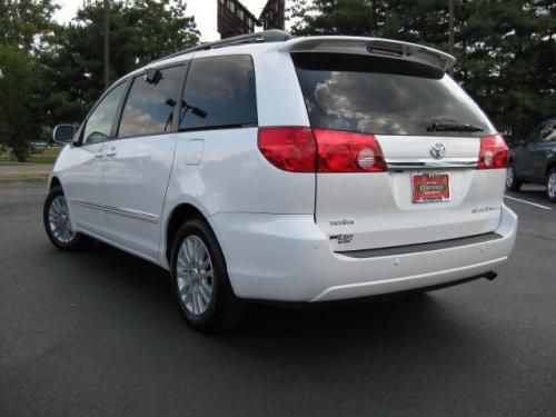 Photo Image Gallery & Touchup Paint: Toyota Sienna in Blizzard Pearl   (070)  YEARS: 2009-2010