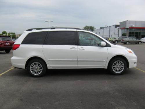 Photo Image Gallery & Touchup Paint: Toyota Sienna in Blizzard Pearl   (070)  YEARS: 2009-2010