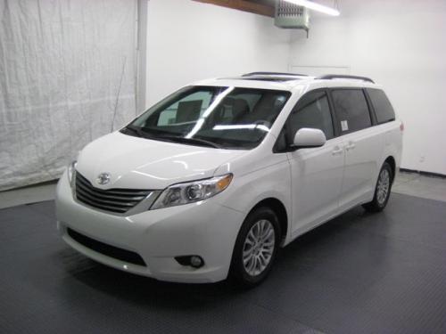 Photo Image Gallery & Touchup Paint: Toyota Sienna in Super White   (040)  YEARS: 2011-2013