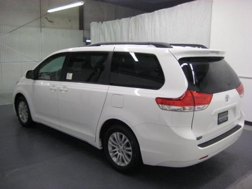 Photo Image Gallery & Touchup Paint: Toyota Sienna in Super White   (040)  YEARS: 2011-2013
