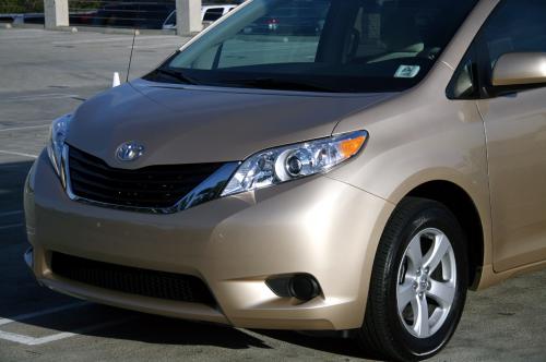 Photo Image Gallery & Touchup Paint: Toyota Sienna in Sandy Beach Metallic  (4T8)  YEARS: 2011-2013