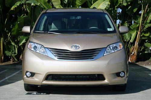 Photo Image Gallery & Touchup Paint: Toyota Sienna in Sandy Beach Metallic  (4T8)  YEARS: 2011-2013
