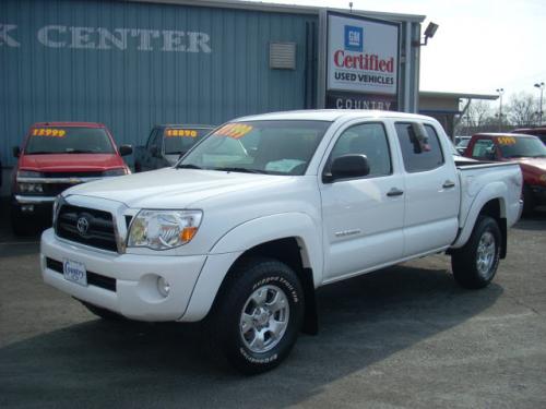 Photo Image Gallery & Touchup Paint: Toyota Tacoma in Super White   (040)  YEARS: 2005-2013