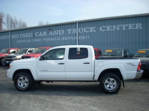 Photo Image Gallery & Touchup Paint: Toyota Tacoma in Super White   (040)  YEARS: 2005-2013