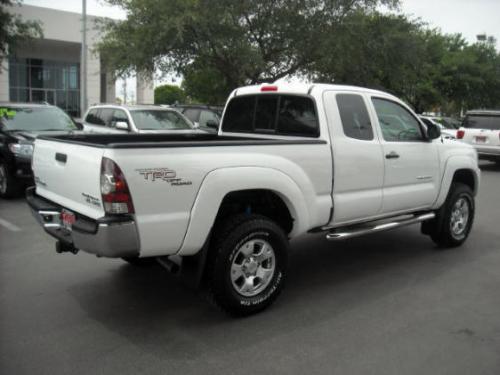 Photo Image Gallery & Touchup Paint: Toyota Tacoma in Super White   (040)  YEARS: 2005-2013