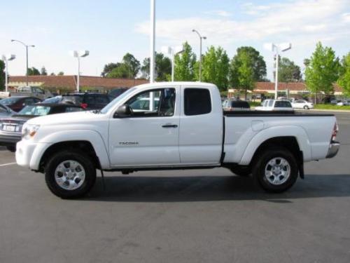 Photo Image Gallery & Touchup Paint: Toyota Tacoma in Super White   (040)  YEARS: 2005-2013