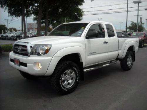 Photo Image Gallery & Touchup Paint: Toyota Tacoma in Super White   (040)  YEARS: 2005-2013