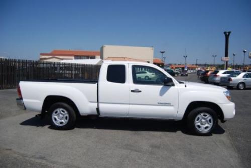 Photo Image Gallery & Touchup Paint: Toyota Tacoma in Super White   (040)  YEARS: 2005-2013