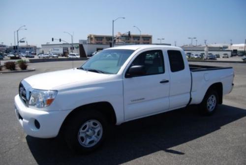 Photo Image Gallery & Touchup Paint: Toyota Tacoma in Super White   (040)  YEARS: 2005-2013