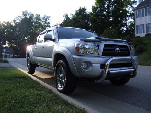 Photo Image Gallery & Touchup Paint: Toyota Tacoma in Silver Streak Mica  (1E7)  YEARS: 2005-2013