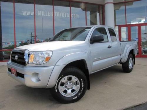 Photo Image Gallery & Touchup Paint: Toyota Tacoma in Silver Streak Mica  (1E7)  YEARS: 2005-2013