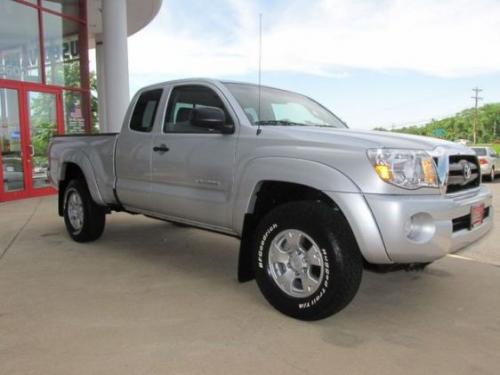 Photo Image Gallery & Touchup Paint: Toyota Tacoma in Silver Streak Mica  (1E7)  YEARS: 2005-2013