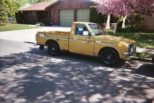 Photo Image Gallery & Touchup Paint: Toyota Truck in Suntan Yellow   (518)  YEARS: 1973-1974