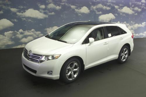 Photo Image Gallery & Touchup Paint: Toyota Venza in Blizzard Pearl   (070)  YEARS: 2009-2013