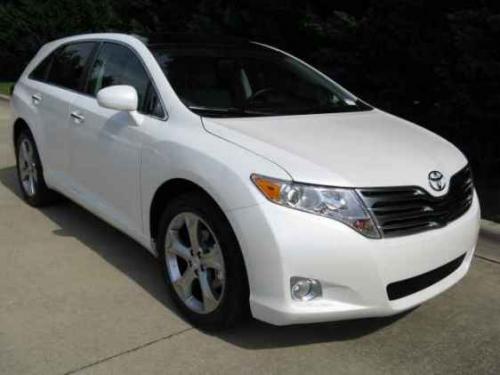 Photo Image Gallery & Touchup Paint: Toyota Venza in Blizzard Pearl   (070)  YEARS: 2009-2013