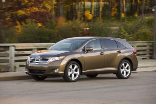 Photo Image Gallery & Touchup Paint: Toyota Venza in Golden Umber Mica  (4U2)  YEARS: 2009-2013
