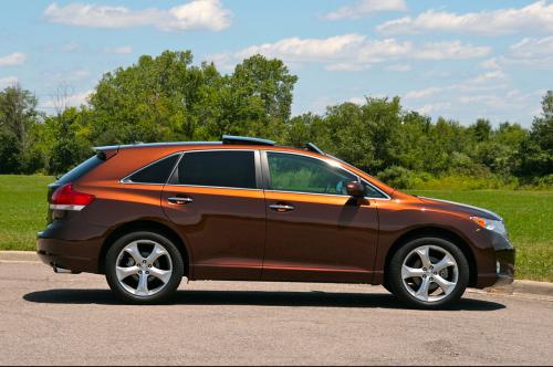 Photo Image Gallery & Touchup Paint: Toyota Venza in Sunset Bronze Mica  (4U3)  YEARS: 2009-2013
