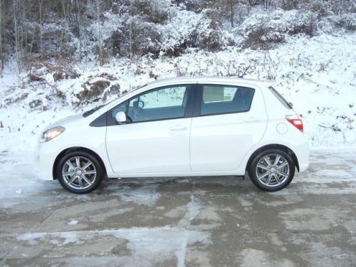 Photo Image Gallery & Touchup Paint: Toyota Yaris in Super White   (040)  YEARS: 2012-2013