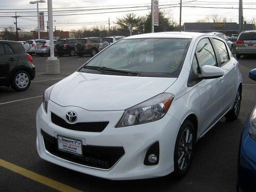 Photo Image Gallery & Touchup Paint: Toyota Yaris in Super White   (040)  YEARS: 2012-2013
