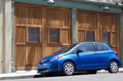 Photo Image Gallery & Touchup Paint: Toyota Yaris in Blazing Blue Pearl  (8T0)  YEARS: 2012-2013