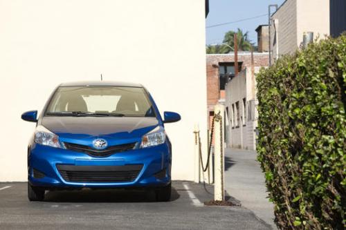 Photo Image Gallery & Touchup Paint: Toyota Yaris in Blazing Blue Pearl  (8T0)  YEARS: 2012-2013