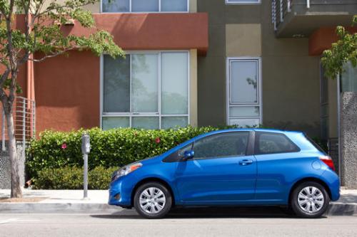 Photo Image Gallery & Touchup Paint: Toyota Yaris in Blazing Blue Pearl  (8T0)  YEARS: 2012-2013