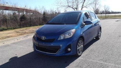 Photo Image Gallery & Touchup Paint: Toyota Yaris in Blazing Blue Pearl  (8T0)  YEARS: 2012-2013